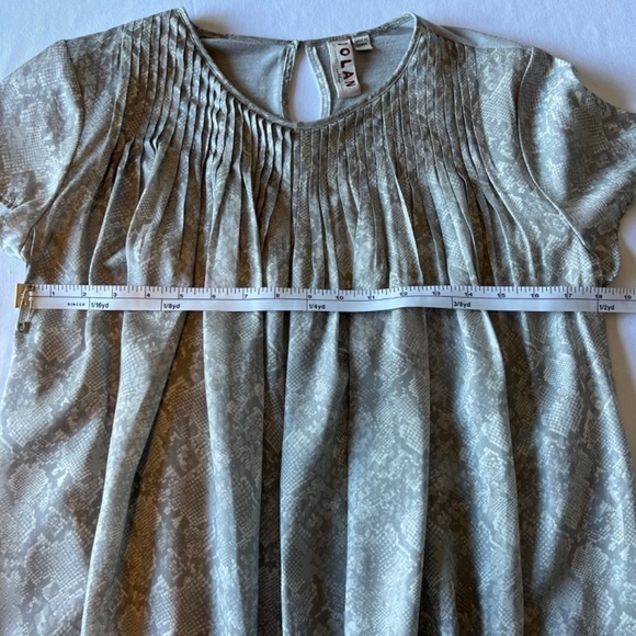 Anthropologie Dolan M silky snakeskin print gray and white pleated top - Picture 4 of 10
